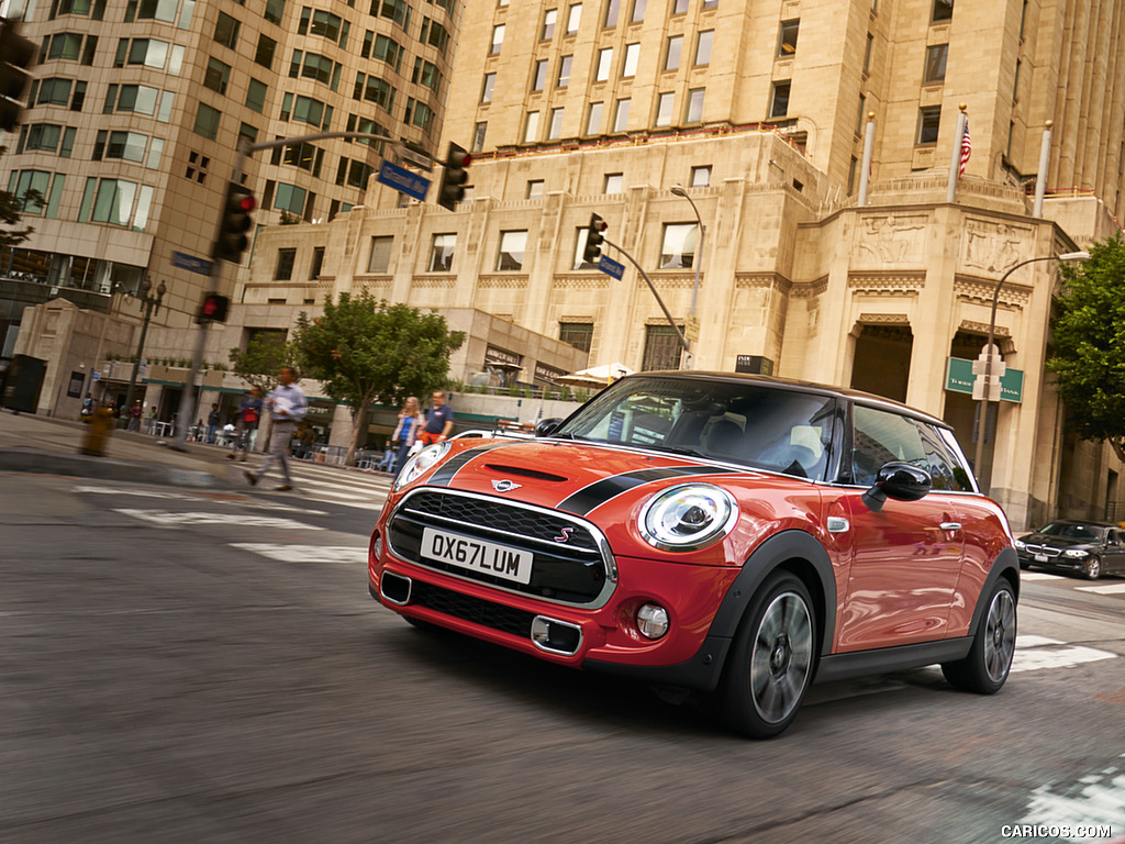 2019 MINI Hardtop 2 Door - Front Three-Quarter