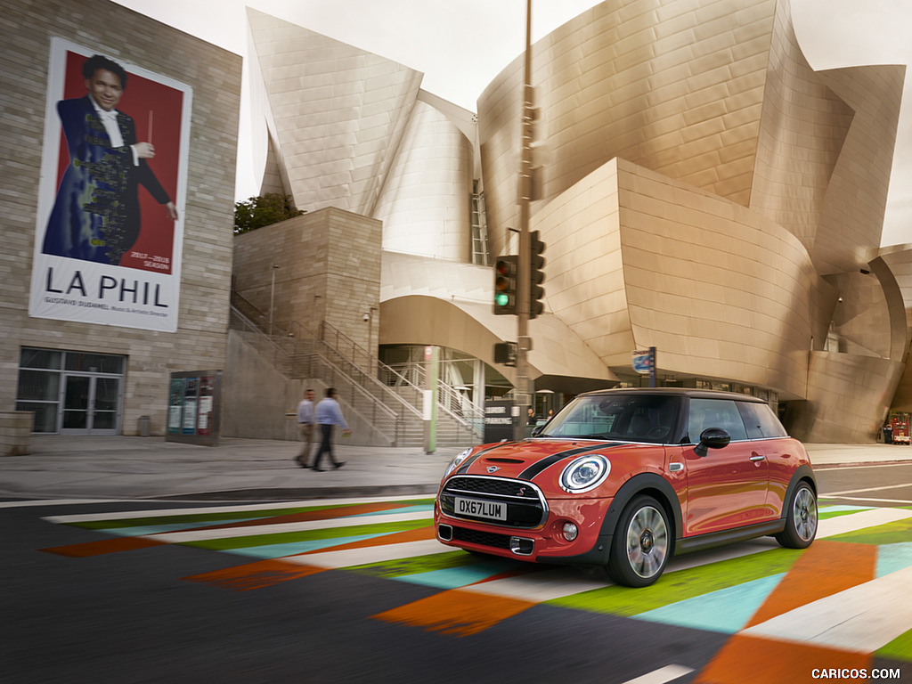 2019 MINI Hardtop 2 Door - Front Three-Quarter