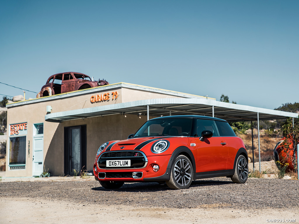 2019 MINI Hardtop 2 Door - Front Three-Quarter