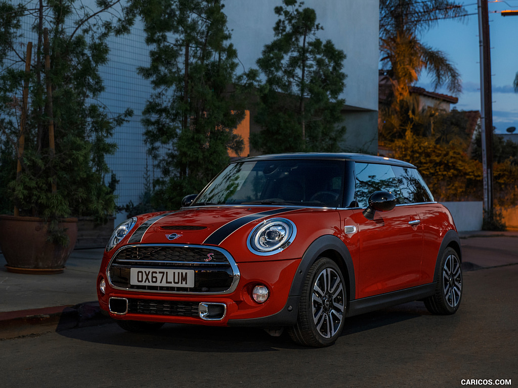 2019 MINI Hardtop 2 Door - Front Three-Quarter