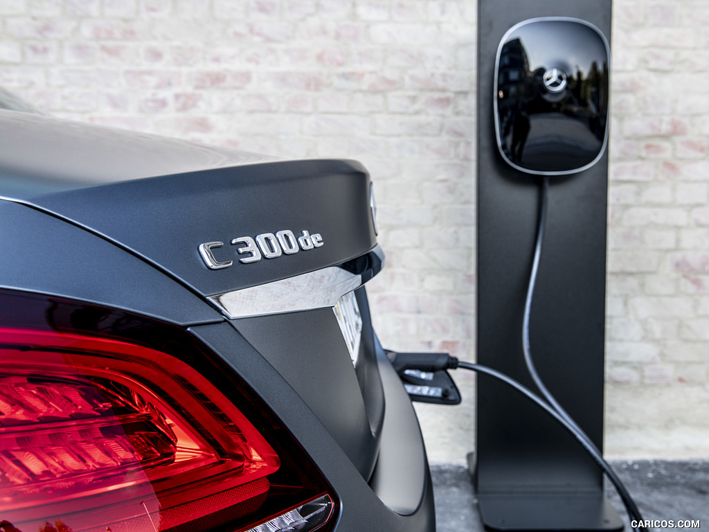 2019 Mercedes-Benz C 300 de Diesel Plug-in Hybrid Sedan (Color: Selenite Grey Shape) - Charging