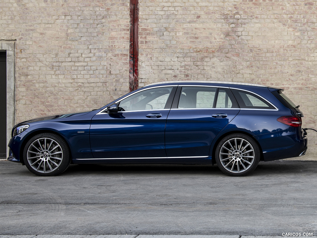 2019 Mercedes-Benz C 300 de Diesel Plug-in Hybrid Station Wagon (Color: Briliant Blue Metallic) - Charging