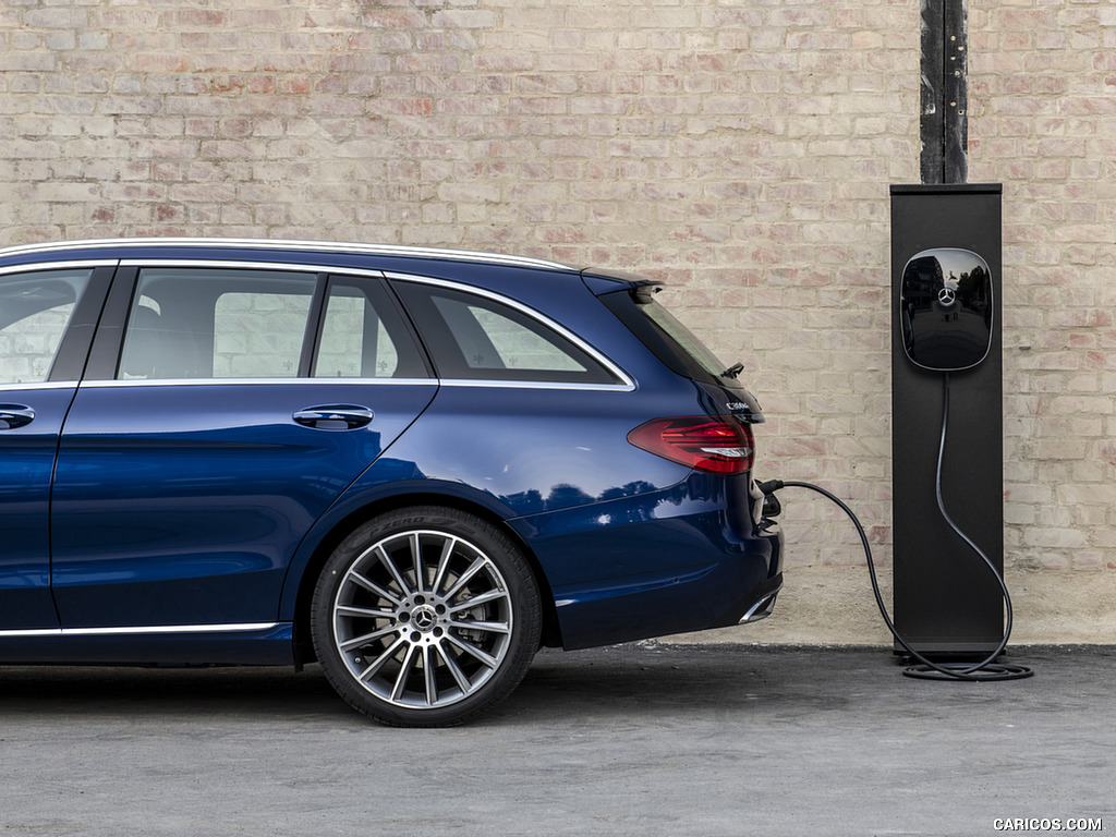 2019 Mercedes-Benz C 300 de Diesel Plug-in Hybrid Station Wagon (Color: Briliant Blue Metallic) - Charging