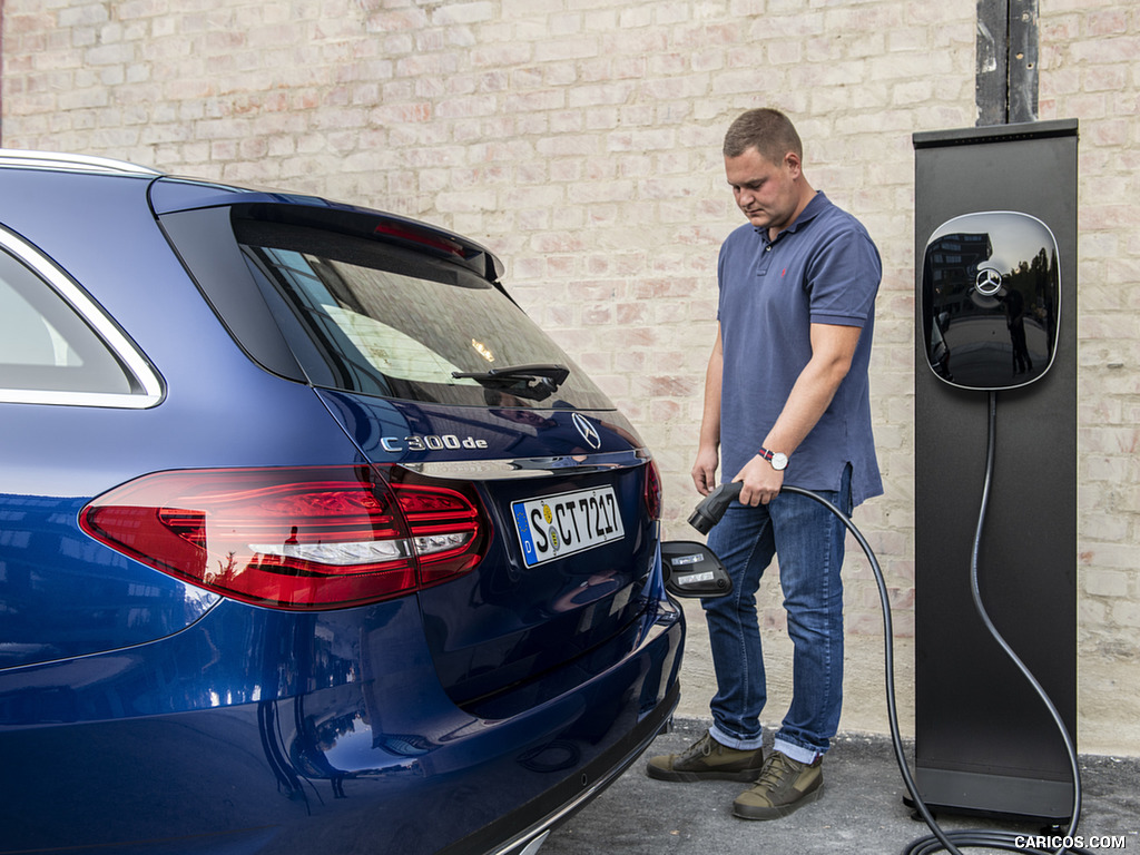 2019 Mercedes-Benz C 300 de Diesel Plug-in Hybrid Station Wagon (Color: Briliant Blue Metallic) - Charging