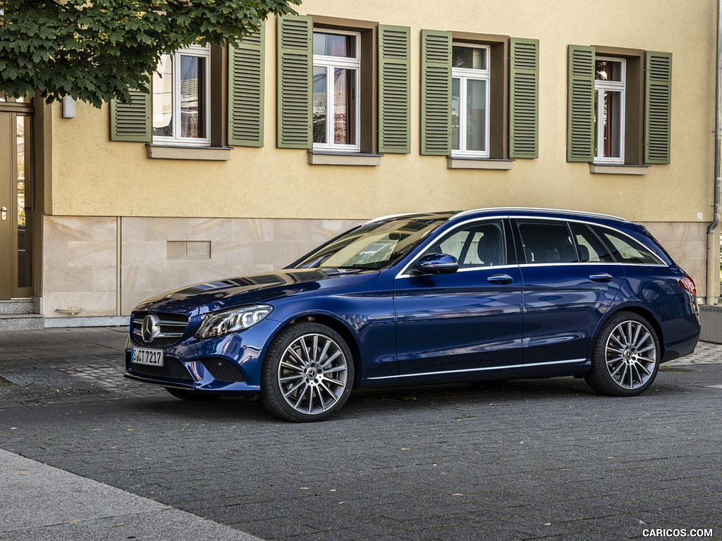 2019 Mercedes-Benz C 300 de Diesel Plug-in Hybrid Station Wagon (Color: Briliant Blue Metallic) - Front Three-Quarter