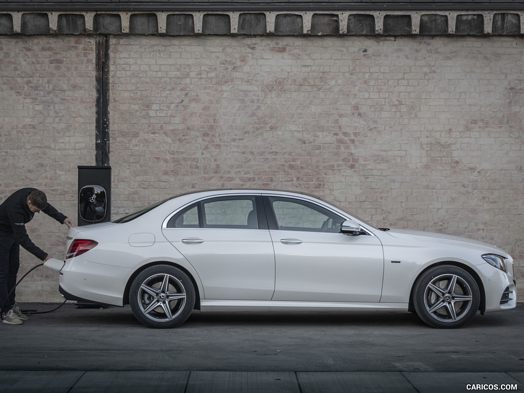 2019 Mercedes-Benz E 300 de Diesel Plug-in Hybrid Sedan (Color: Diamond White Metallic) - Charging