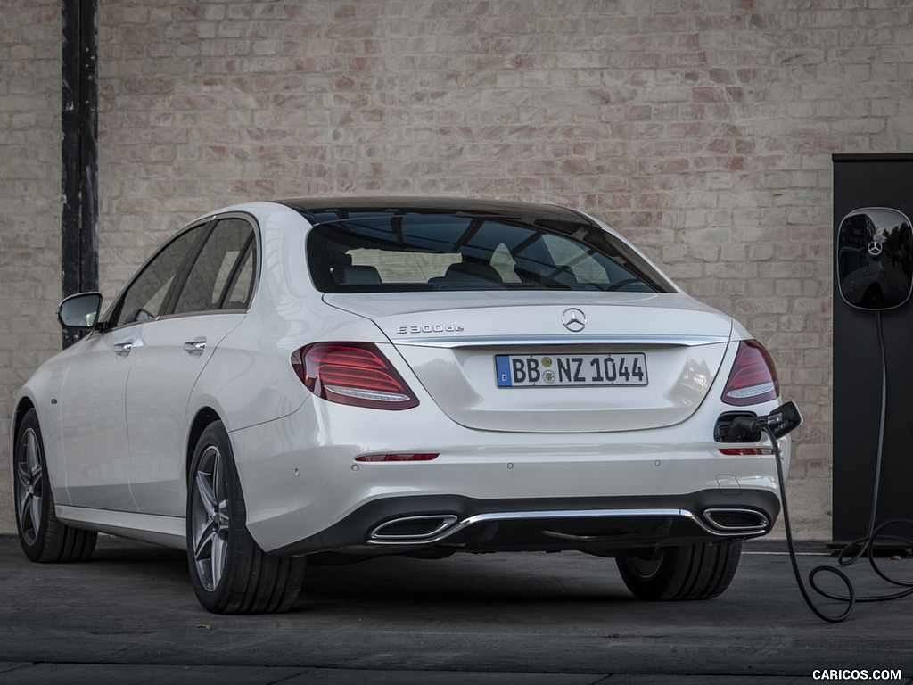 2019 Mercedes-Benz E 300 de Diesel Plug-in Hybrid Sedan (Color: Diamond White Metallic) - Charging