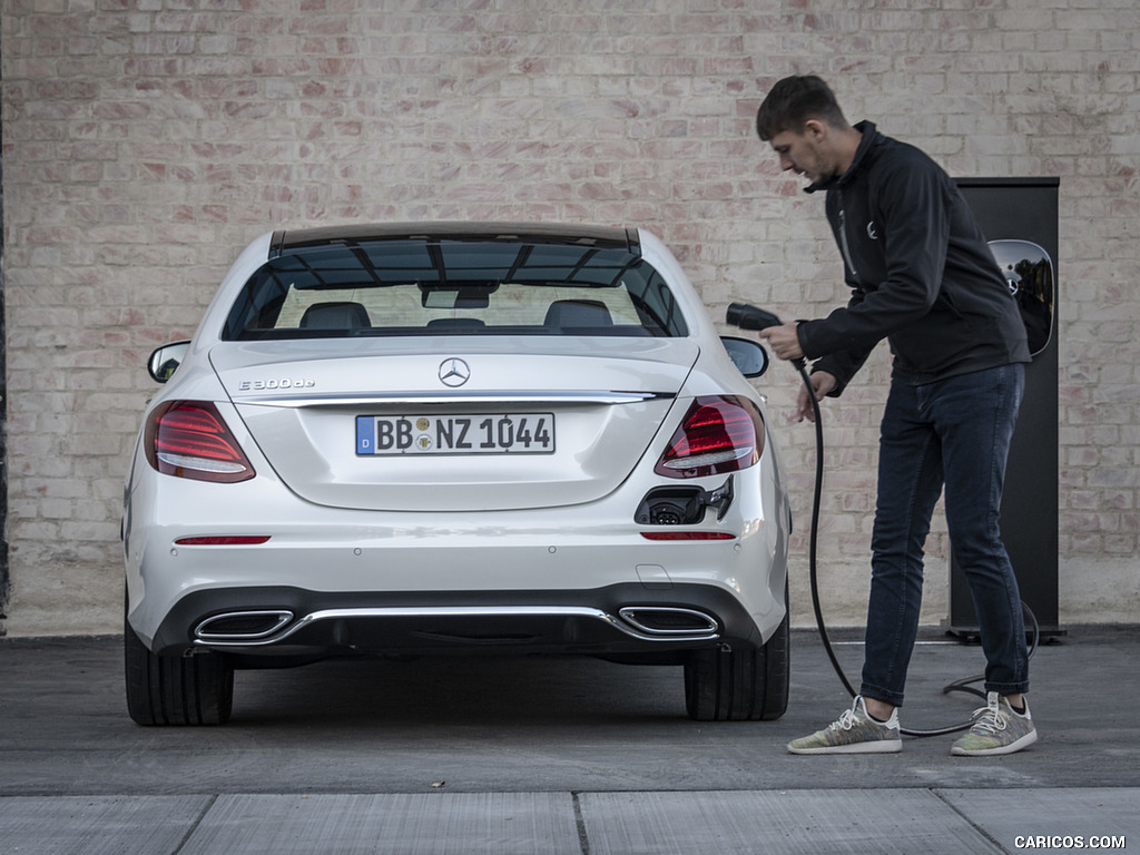 2019 Mercedes-Benz E 300 de Diesel Plug-in Hybrid Sedan (Color: Diamond White Metallic) - Charging