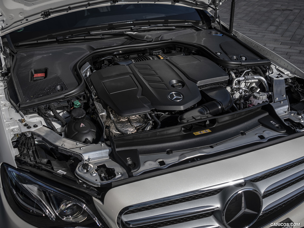 2019 Mercedes-Benz E 300 de Diesel Plug-in Hybrid Sedan (Color: Diamond White Metallic) - Engine