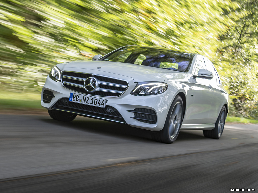 2019 Mercedes-Benz E 300 de Diesel Plug-in Hybrid Sedan (Color: Diamond White Metallic) - Front