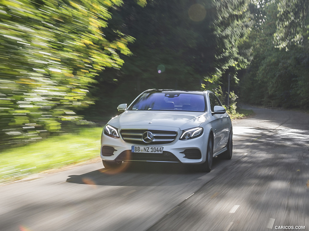 2019 Mercedes-Benz E 300 de Diesel Plug-in Hybrid Sedan (Color: Diamond White Metallic) - Front