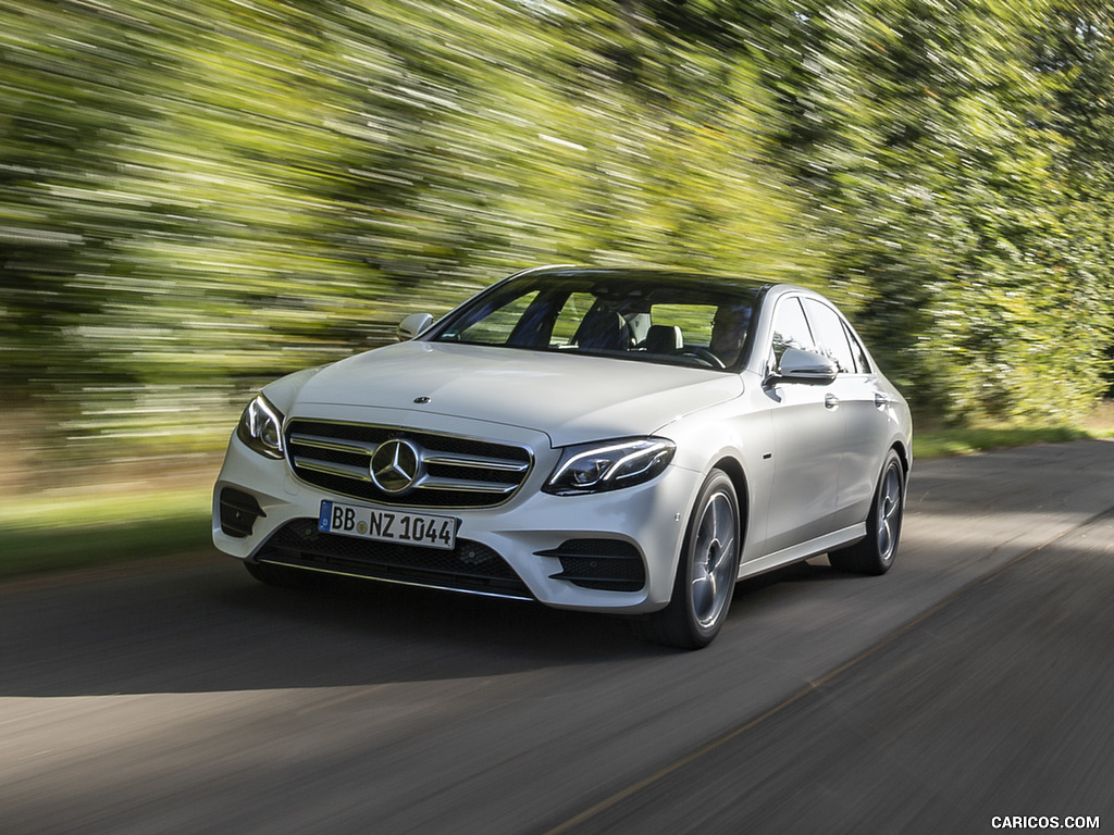 2019 Mercedes-Benz E 300 de Diesel Plug-in Hybrid Sedan (Color: Diamond White Metallic) - Front