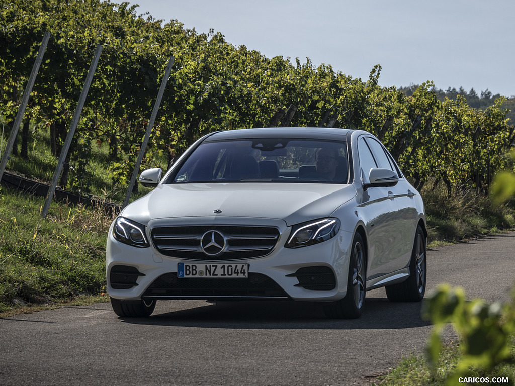 2019 Mercedes-Benz E 300 de Diesel Plug-in Hybrid Sedan (Color: Diamond White Metallic) - Front