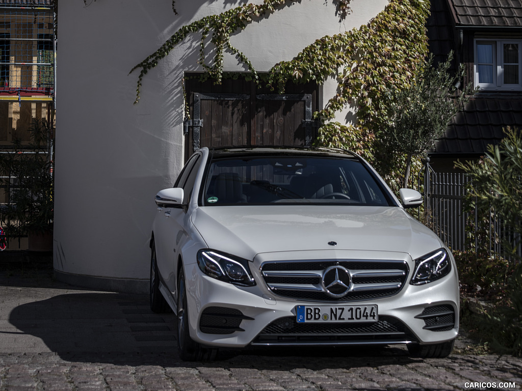 2019 Mercedes-Benz E 300 de Diesel Plug-in Hybrid Sedan (Color: Diamond White Metallic) - Front