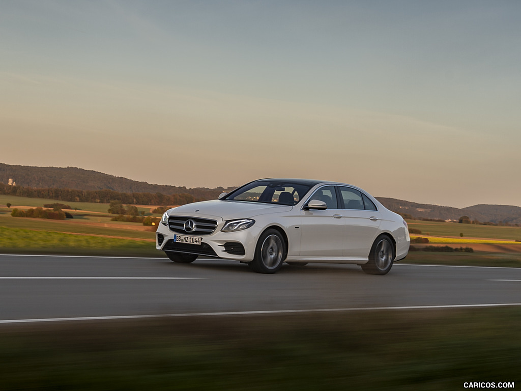 2019 Mercedes-Benz E 300 de Diesel Plug-in Hybrid Sedan (Color: Diamond White Metallic) - Front Three-Quarter