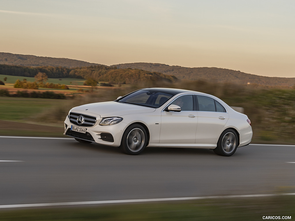 2019 Mercedes-Benz E 300 de Diesel Plug-in Hybrid Sedan (Color: Diamond White Metallic) - Front Three-Quarter