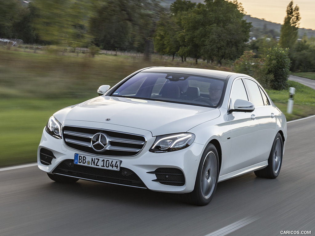 2019 Mercedes-Benz E 300 de Diesel Plug-in Hybrid Sedan (Color: Diamond White Metallic) - Front Three-Quarter