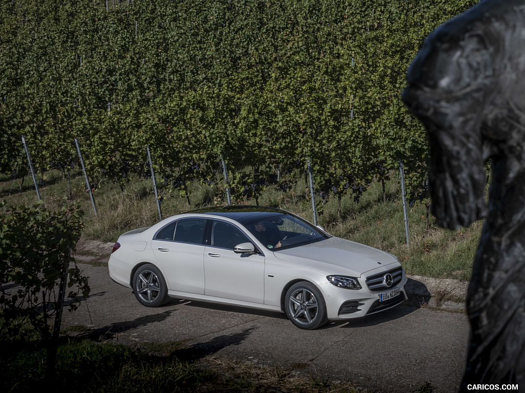 2019 Mercedes-Benz E 300 de Diesel Plug-in Hybrid Sedan (Color: Diamond White Metallic) - Front Three-Quarter