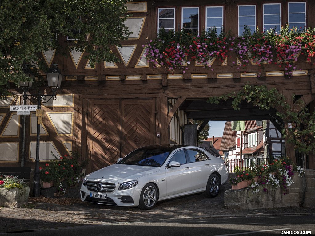 2019 Mercedes-Benz E 300 de Diesel Plug-in Hybrid Sedan (Color: Diamond White Metallic) - Front Three-Quarter