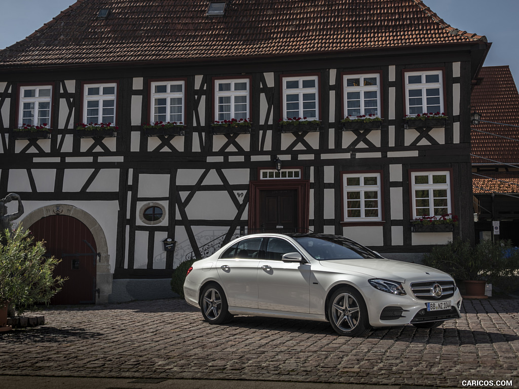 2019 Mercedes-Benz E 300 de Diesel Plug-in Hybrid Sedan (Color: Diamond White Metallic) - Front Three-Quarter