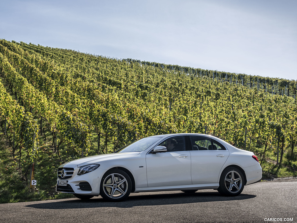 2019 Mercedes-Benz E 300 de Diesel Plug-in Hybrid Sedan (Color: Diamond White Metallic) - Side