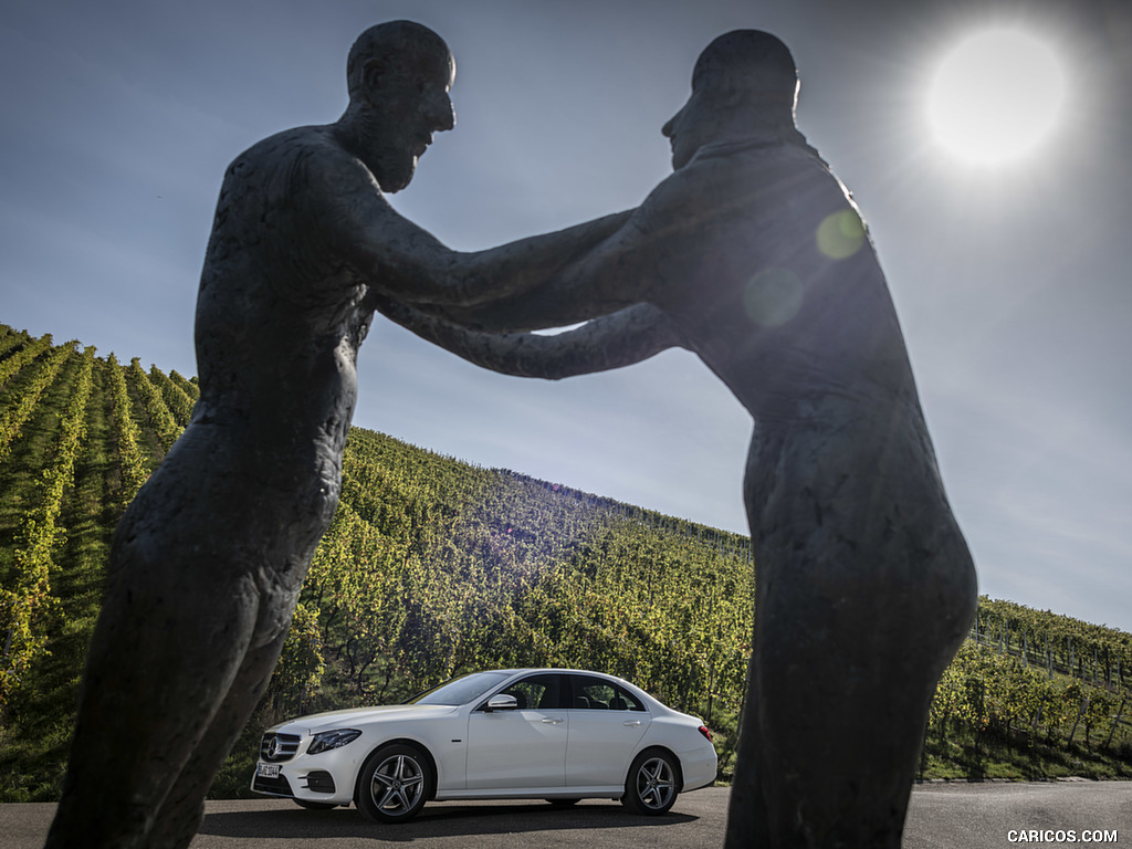 2019 Mercedes-Benz E 300 de Diesel Plug-in Hybrid Sedan (Color: Diamond White Metallic) - Side