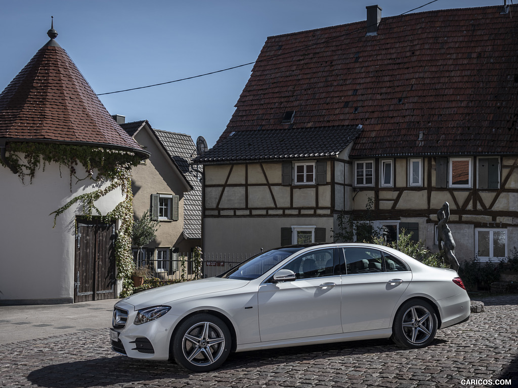 2019 Mercedes-Benz E 300 de Diesel Plug-in Hybrid Sedan (Color: Diamond White Metallic) - Side