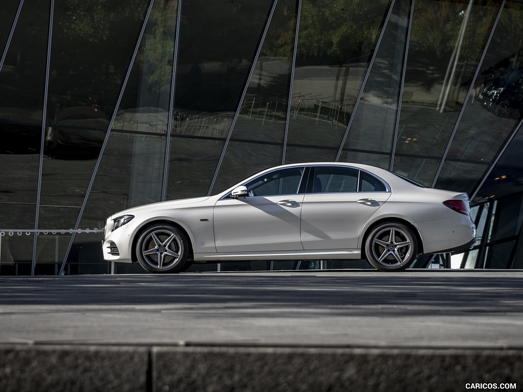 2019 Mercedes-Benz E 300 de Diesel Plug-in Hybrid Sedan (Color: Diamond White Metallic) - Side