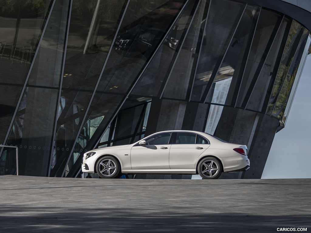 2019 Mercedes-Benz E 300 de Diesel Plug-in Hybrid Sedan (Color: Diamond White Metallic) - Side