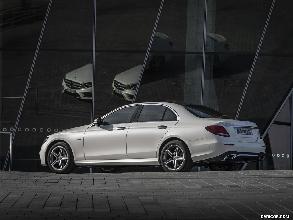 2019 Mercedes-Benz E 300 de Diesel Plug-in Hybrid Sedan (Color: Diamond White Metallic) - Side