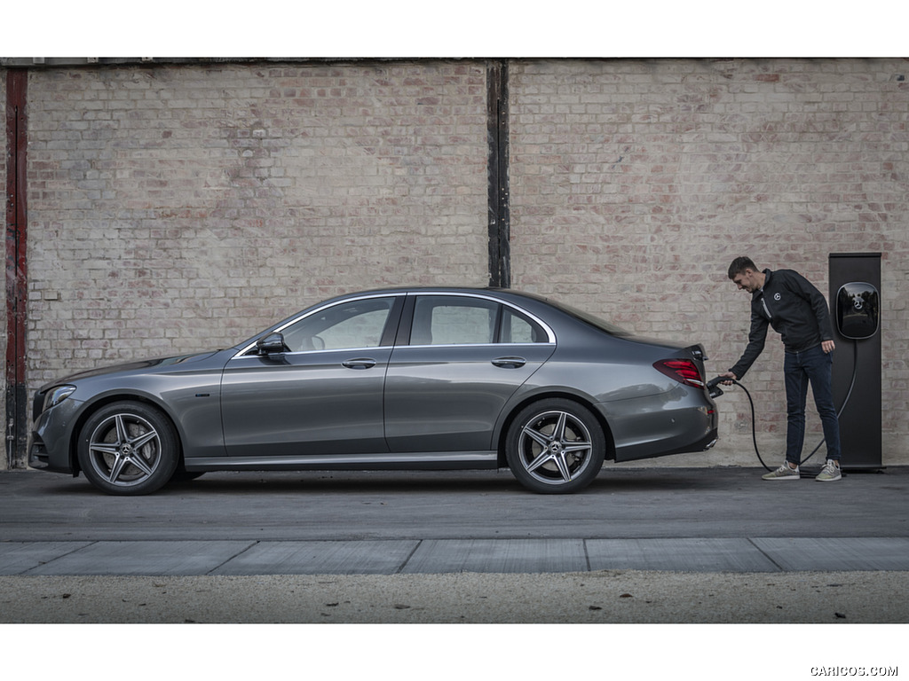 2019 Mercedes-Benz E 300 e Plug-in Hybrid Sedan (Color: Selenite Grey Metallic) - Charging