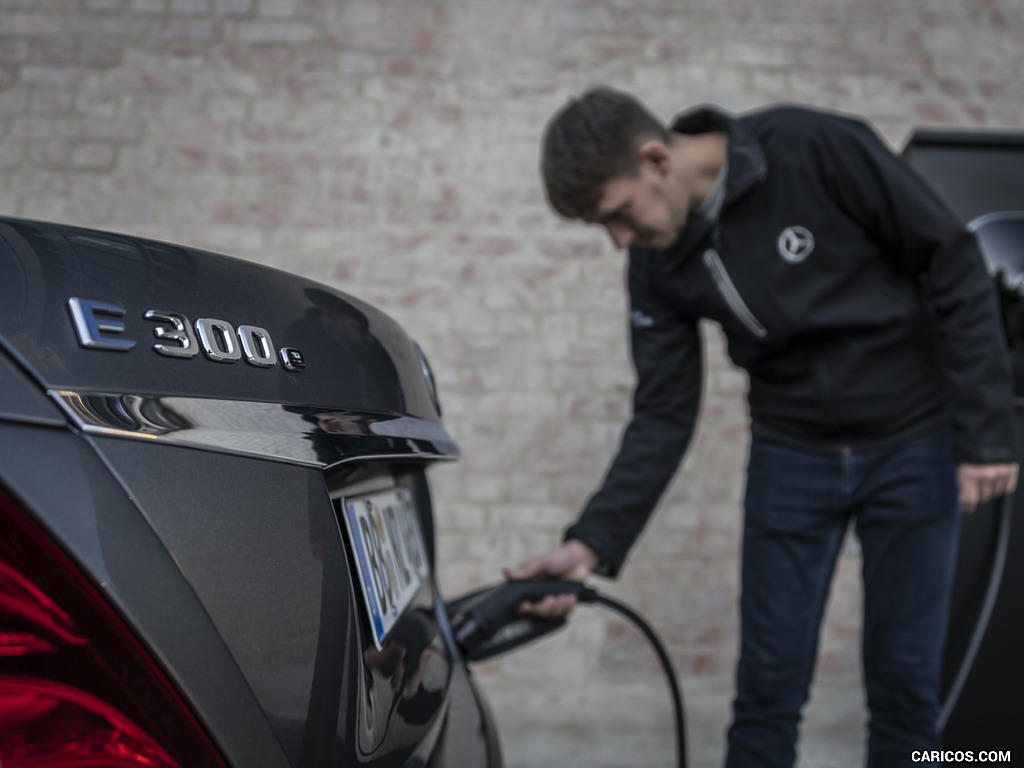 2019 Mercedes-Benz E 300 e Plug-in Hybrid Sedan (Color: Selenite Grey Metallic) - Charging