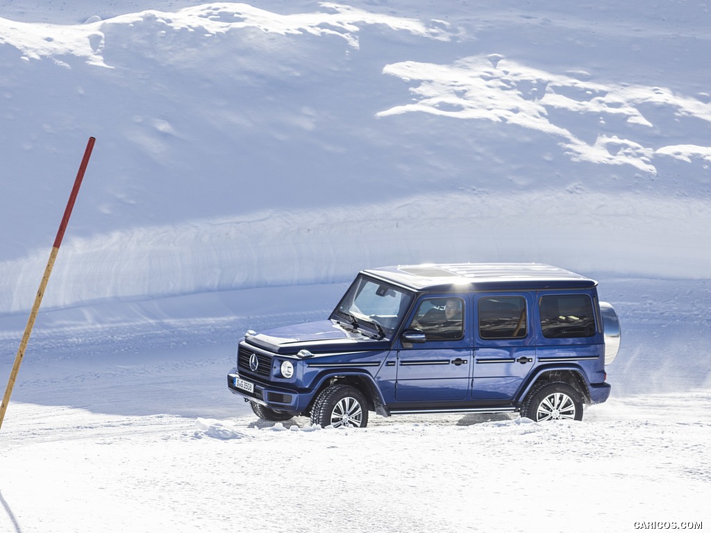 2019 Mercedes-Benz G 350 d (Brilliant Blue Metallic) - In Snow - Side