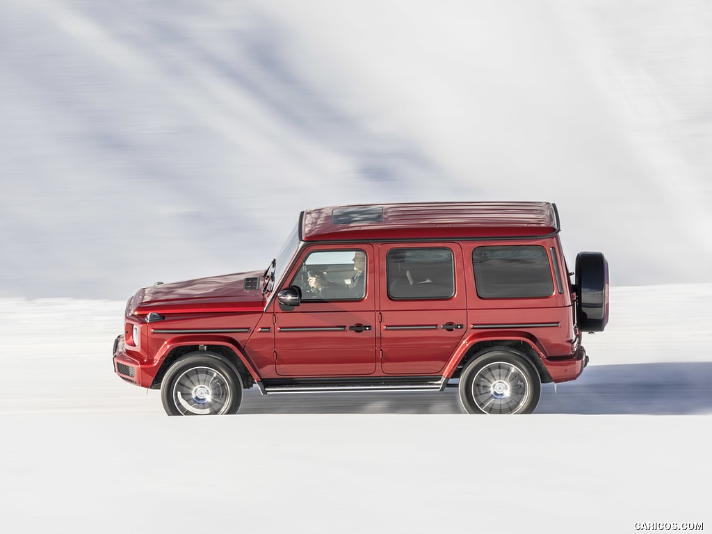 2019 Mercedes-Benz G 350 d (Designo Hyazinth Red Metallic) - In Snow - Side