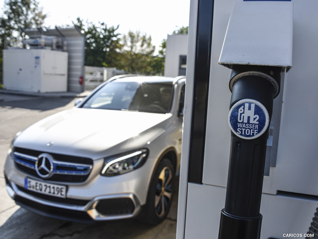 2019 Mercedes-Benz GLC F-CELL (Color: Iridium Silver Metallic) - Front