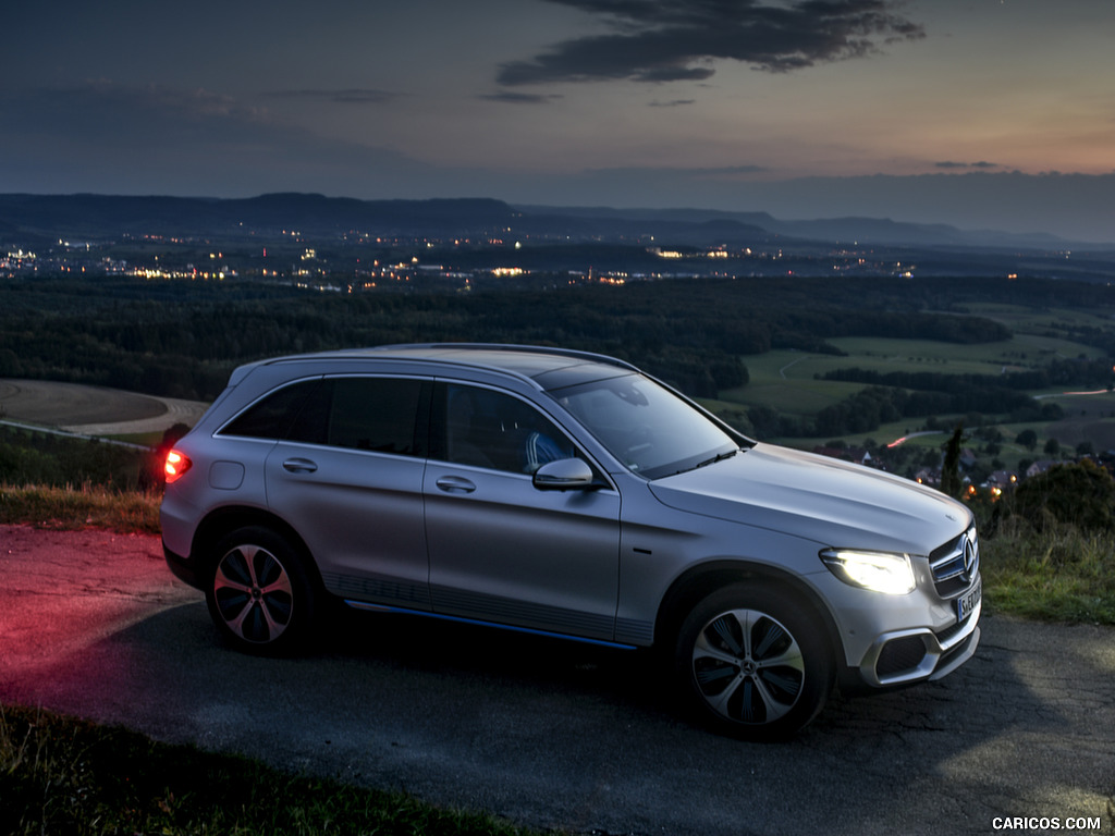 2019 Mercedes-Benz GLC F-CELL (Color: Iridium Silver Metallic) - Front Three-Quarter