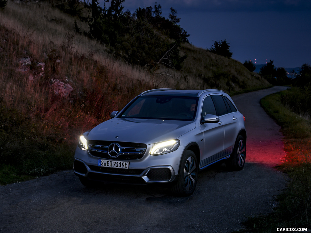 2019 Mercedes-Benz GLC F-CELL (Color: Iridium Silver Metallic) - Front Three-Quarter