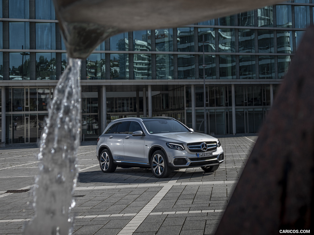 2019 Mercedes-Benz GLC F-CELL (Color: Iridium Silver Metallic) - Front Three-Quarter