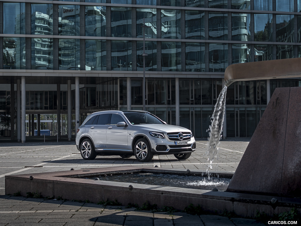 2019 Mercedes-Benz GLC F-CELL (Color: Iridium Silver Metallic) - Front Three-Quarter