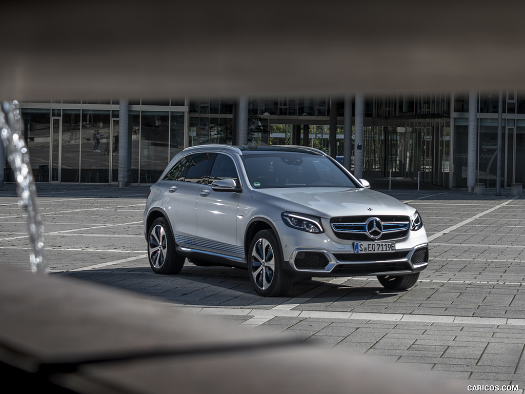 2019 Mercedes-Benz GLC F-CELL (Color: Iridium Silver Metallic) - Front Three-Quarter