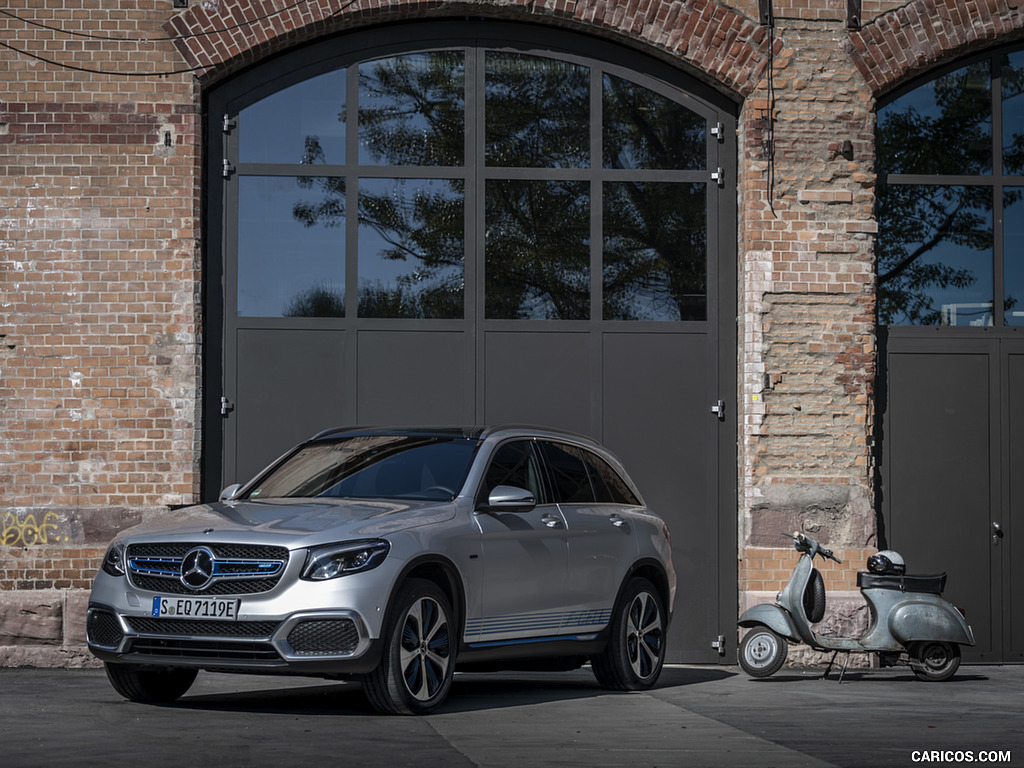 2019 Mercedes-Benz GLC F-CELL (Color: Iridium Silver Metallic) - Front Three-Quarter