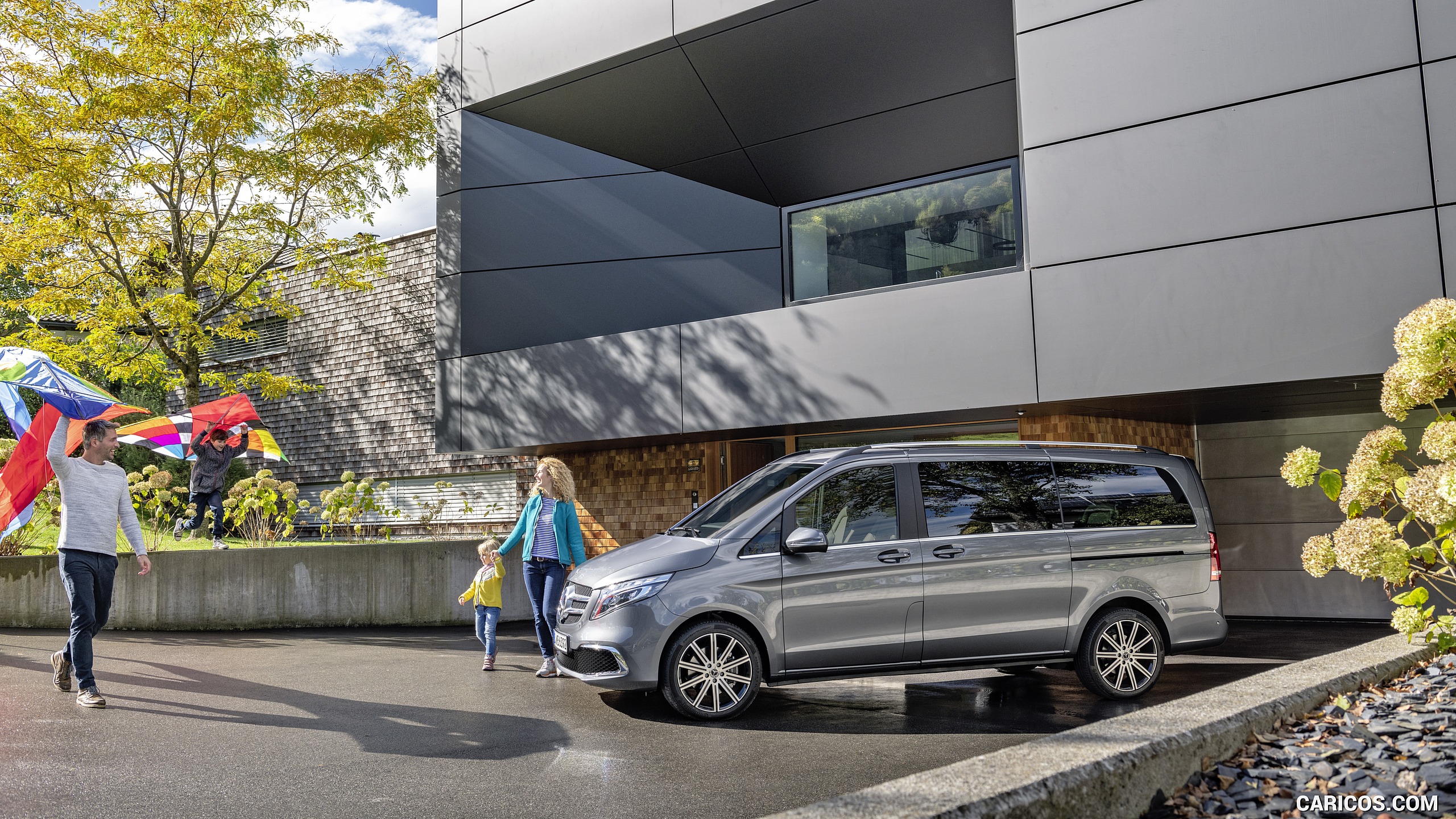 2019 Mercedes-Benz V-Class EXCLUSIVE Line (Color: Selenit Grey Metallic) - Side, #15 of 216