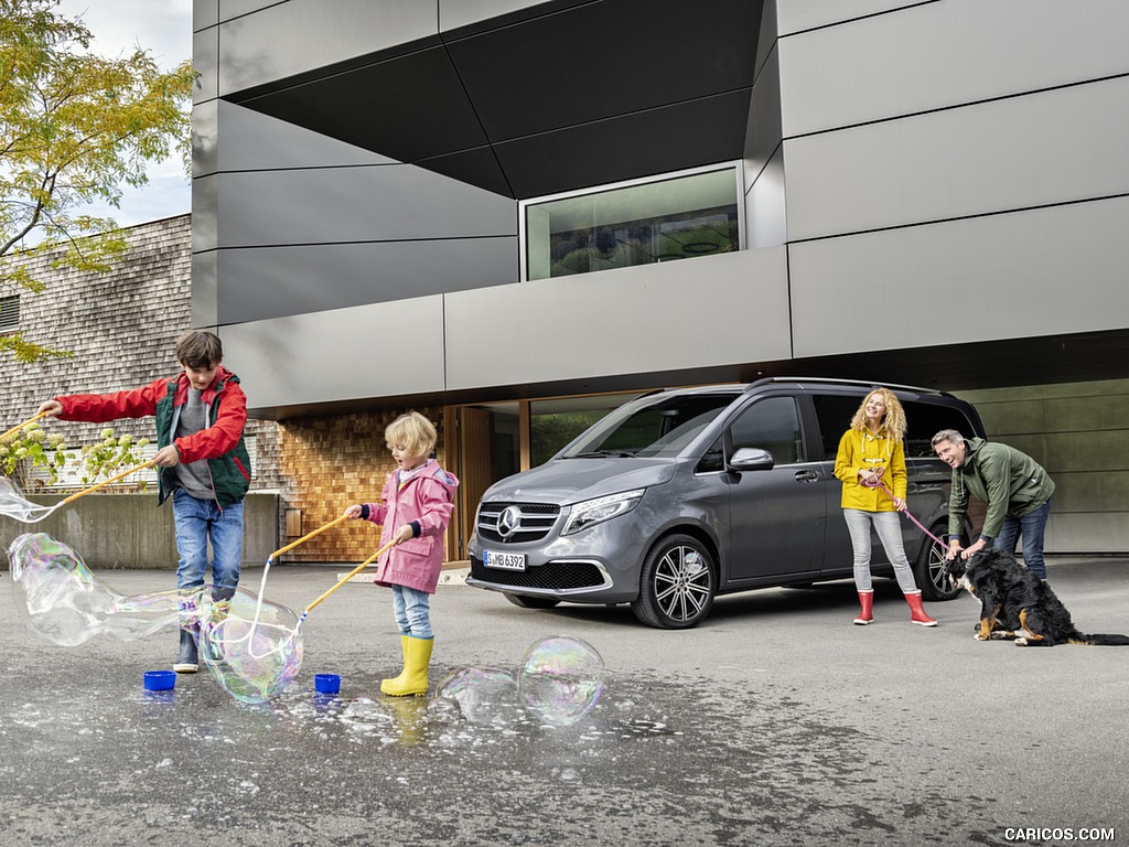 2019 Mercedes-Benz V-Class EXCLUSIVE Line (Color: Selenit Grey Metallic) - Front Three-Quarter