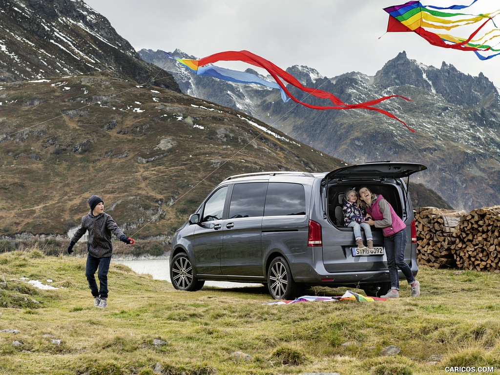 2019 Mercedes-Benz V-Class EXCLUSIVE Line (Color: Selenit Grey Metallic) - Rear Three-Quarter