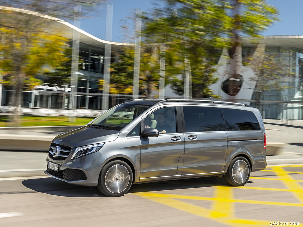 2019 Mercedes-Benz V-Class V300d AVANTGARDE (Color: Selenite Grey Metallic) - Front Three-Quarter