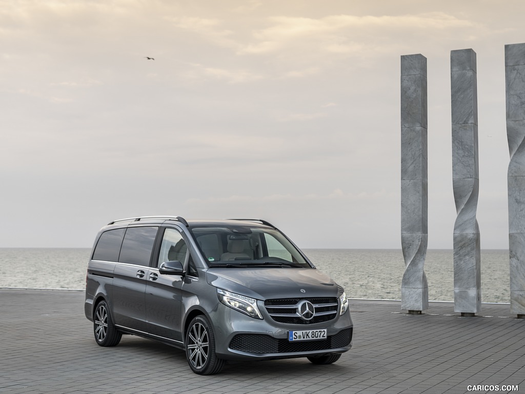 2019 Mercedes-Benz V-Class V300d AVANTGARDE (Color: Selenite Grey Metallic) - Front Three-Quarter