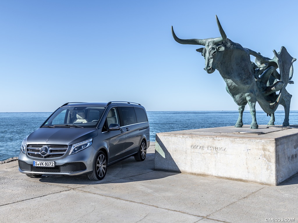 2019 Mercedes-Benz V-Class V300d AVANTGARDE (Color: Selenite Grey Metallic) - Front Three-Quarter