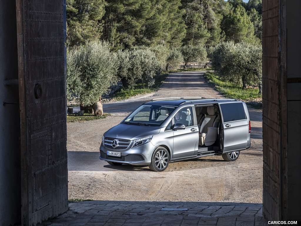 2019 Mercedes-Benz V-Class V300d AVANTGARDE (Color: Selenite Grey Metallic) - Front Three-Quarter