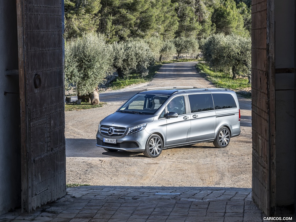 2019 Mercedes-Benz V-Class V300d AVANTGARDE (Color: Selenite Grey Metallic) - Front Three-Quarter