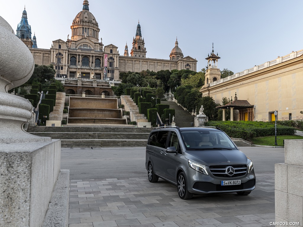 2019 Mercedes-Benz V-Class V300d AVANTGARDE (Color: Selenite Grey Metallic) - Front Three-Quarter